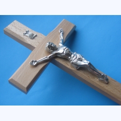 Krzyż drewniany jasny brąz na ścianę 32 cm Nr.1